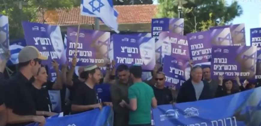 הפגנת רבש"צים לאחר 7 באוקטובר (צילום: יוטיוב / כאן 11) הפגנת רבש"צים לאחר 7 באוקטובר (צילום: יוטיוב / כאן 11)
