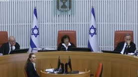השופטים יחיאל כשר, דפנה ברק-וארז ואלכס שטיין בדיון על גל"ץ היום (צילום: לע"מ, הרשות השופטת)