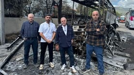 משפחת סגל ואנשי עד כאן לצד האוטובוסים