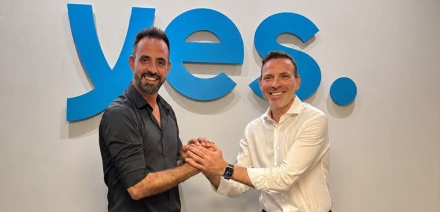 בתמונה מימין לשמאל: אילן סיגל, מנכ״ל yes ואלי כהן, יו״ר ועד עובדי yes (צילום: באדיבות yes) בתמונה מימין לשמאל: אילן סיגל, מנכ״ל yes ואלי כהן, יו״ר ועד עובדי yes (צילום: באדיבות yes)