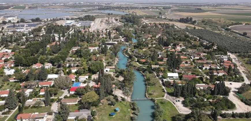 נחל האסי וקיבוץ ניר דוד (צילום: שי ברוש, ויקיפדיה)
