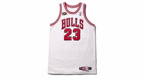 הגופייה של מייקל ג'ורדן ממשחק 3 בגמר ה-NBA ב-1998 (צילום: ג'ופיטר)