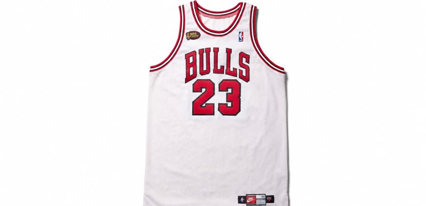 הגופייה של מייקל ג'ורדן ממשחק 3 בגמר ה-NBA ב-1998 (צילום: ג'ופיטר) הגופייה של מייקל ג'ורדן ממשחק 3 בגמר ה-NBA ב-1998 (צילום: ג'ופיטר)