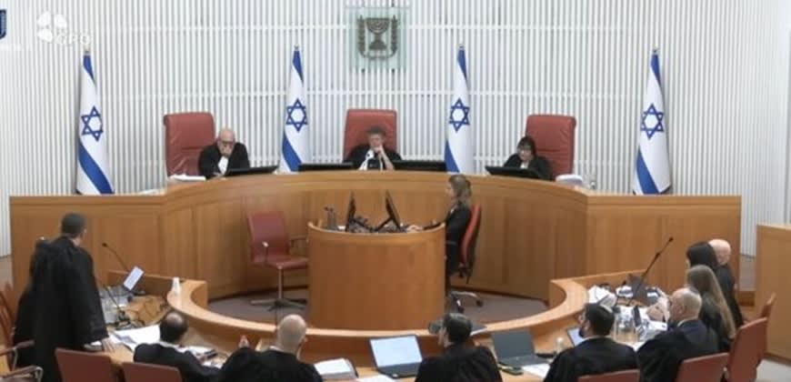 כנפי-שטייניץ, עמית ושטיין בדיון על הרדיו האיזורי (צילום: לע"מ, הרשות השופטת)