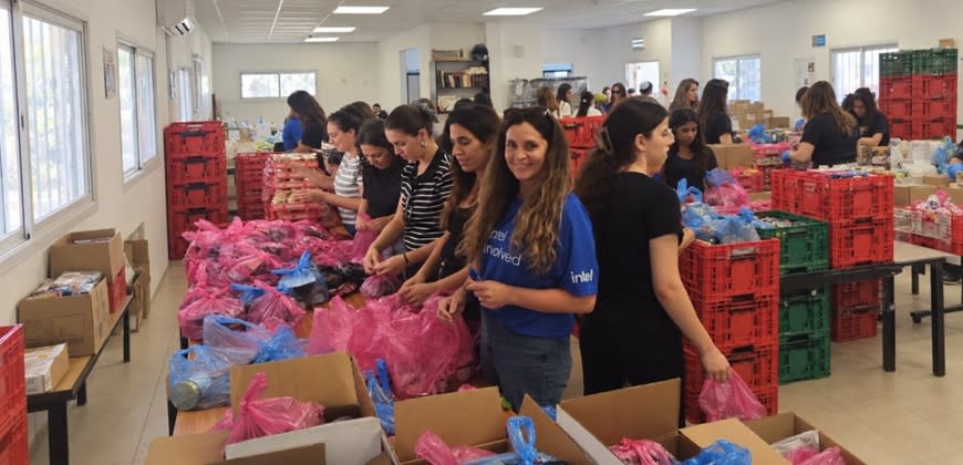 עובדי אינטל ארזו חבילות מזון בקריית גת 2 - קרדיט צילום יניב ברכה עובדי אינטל ארזו חבילות מזון בקריית גת 2 - קרדיט צילום יניב ברכה