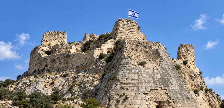 מצודת הבופור עם דגל ישראל בראש המבצר - נוצר ע"י AI מצודת הבופור עם דגל ישראל בראש המבצר - נוצר ע"י AI
