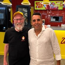 אסף קמרי ומשה זלמן אוליב בסניף זלמנ'ס. - צילום: קמרי קמעונאות