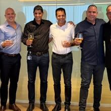 חתימה עם אידל ויעקב, קרדיט: מגדל