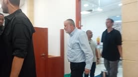 אביחי מנדלבליט היום בכניסה לאולם (צילום: איתמר לוין)