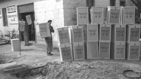 הכנת הקלפיות בבחירות לכנסת הראשונה, 1949 (צילום: לע"מ)