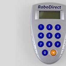 מחולל קודים Digipass 250 של וואן ספאן, לשעבר VASCO, במיתוג של רבובנק (צילום: ויקימדיה) מחולל קודים Digipass 250 של וואן ספאן, לשעבר VASCO, במיתוג של רבובנק (צילום: ויקימדיה)