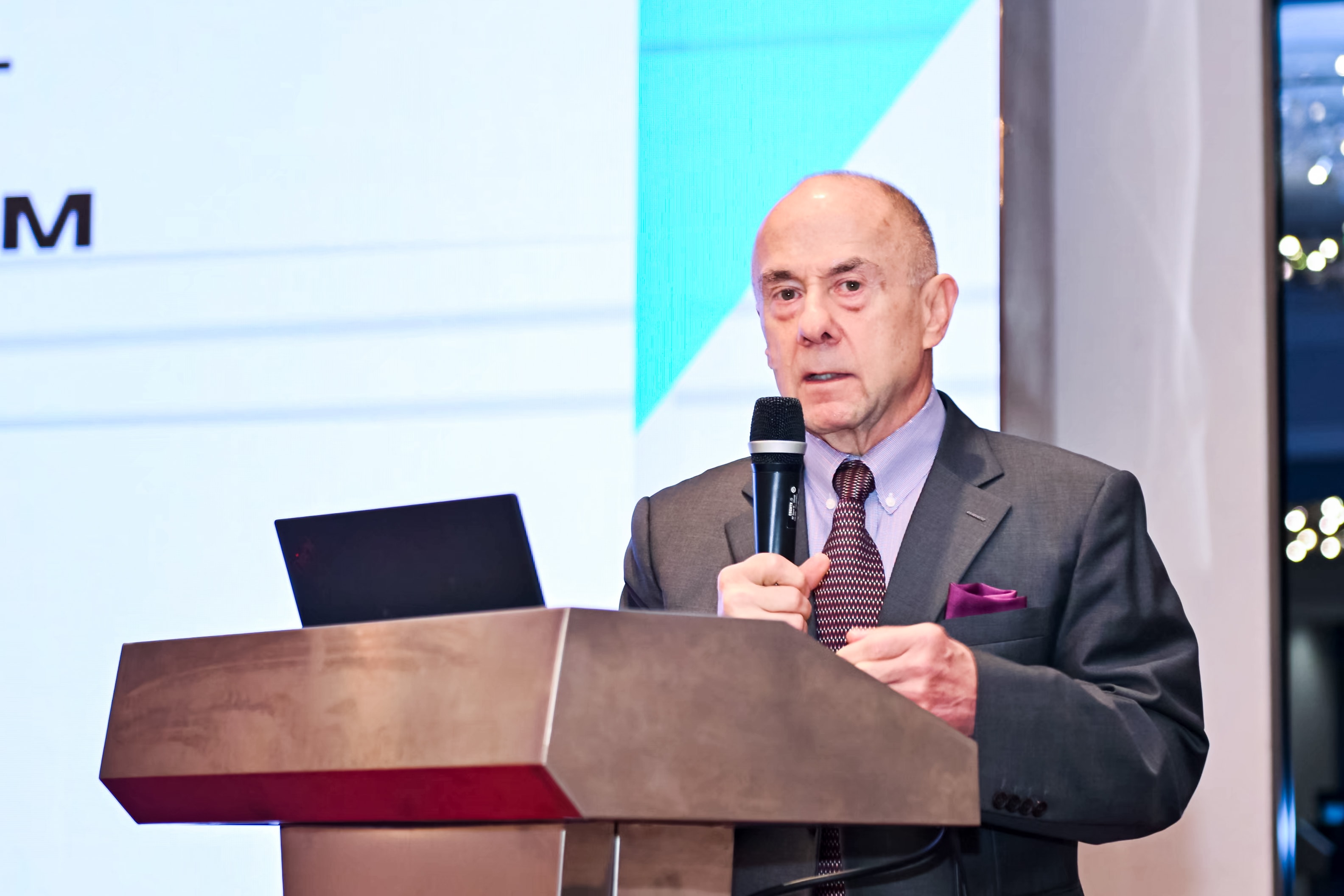 ראסל אלוונגר מנכל טאואר