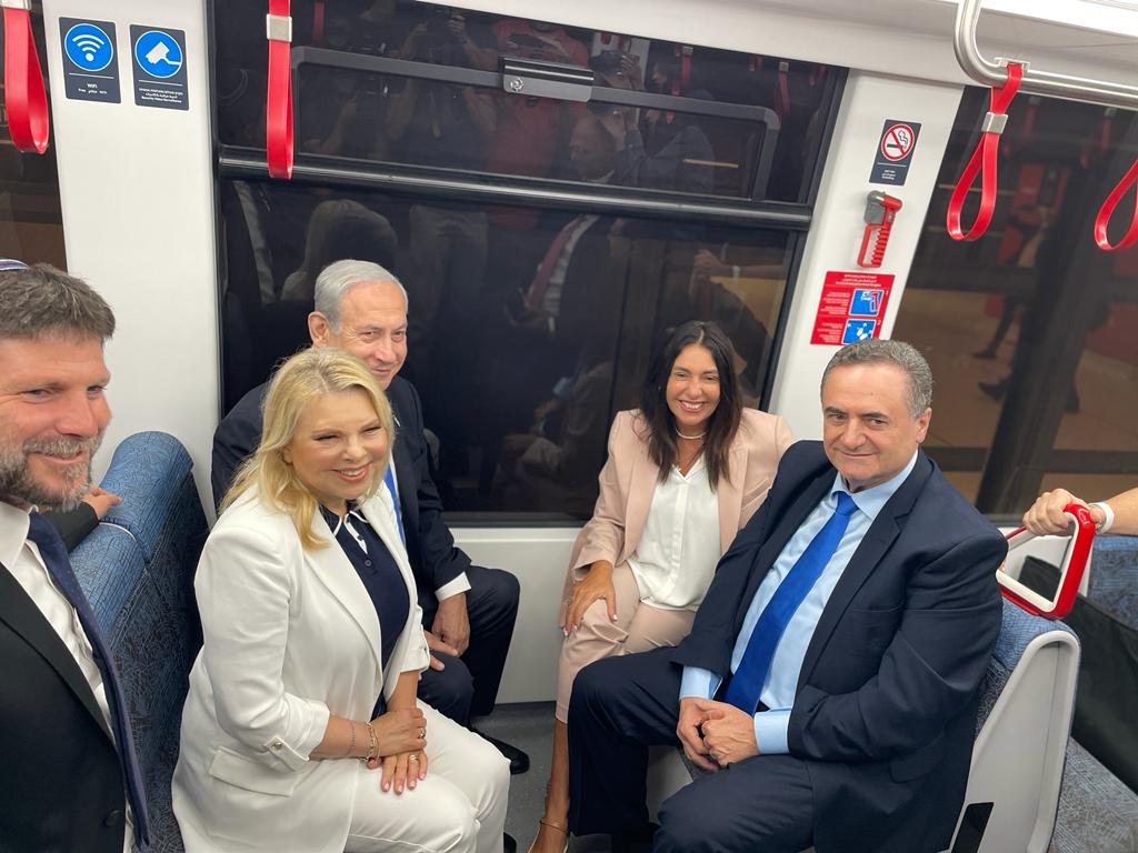 נתניהו ורעייתו. צילום דוברות משרד התחבורה