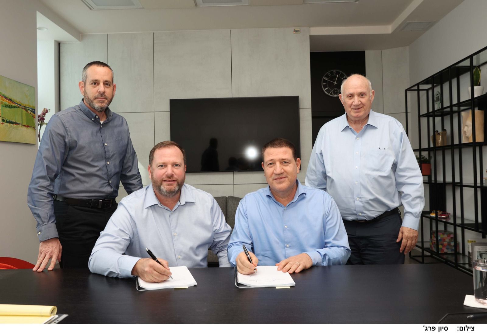 איציק אברכהן, אורי וטרמן, עמית זאב בעת החתימה על הקמת השותפות. צילום: סיון פרג'