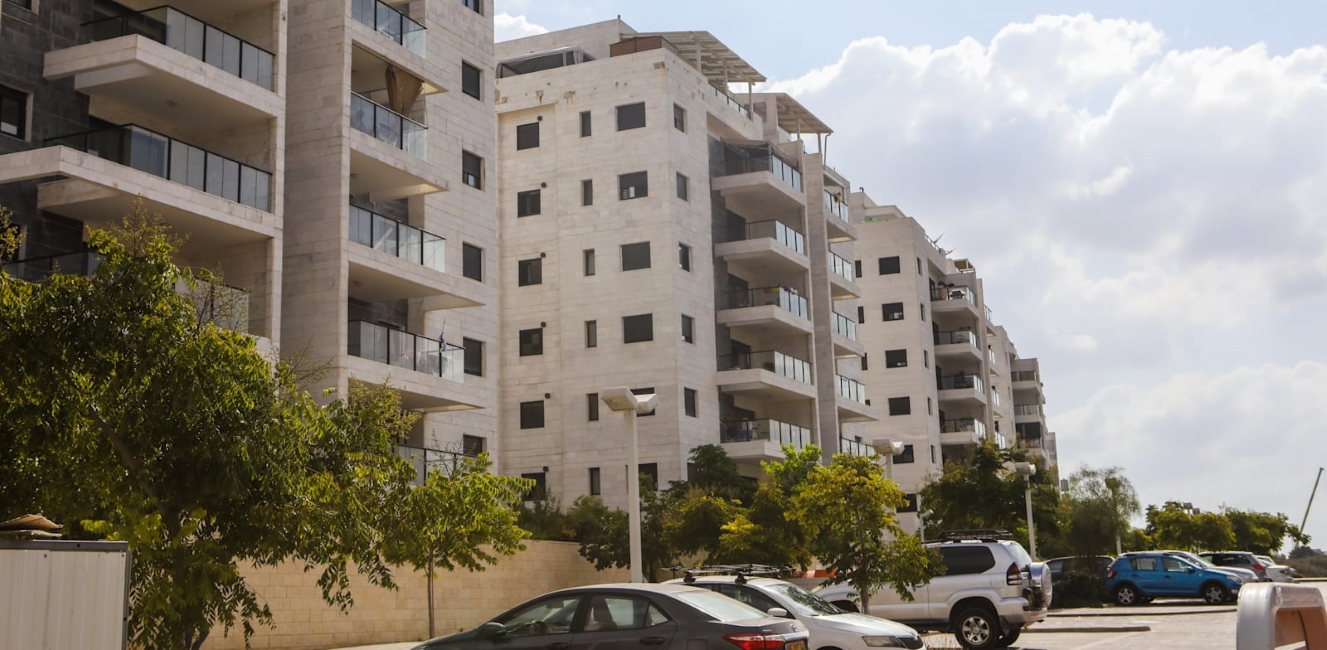 דירה עם מרפסת (שלומי יוסף)