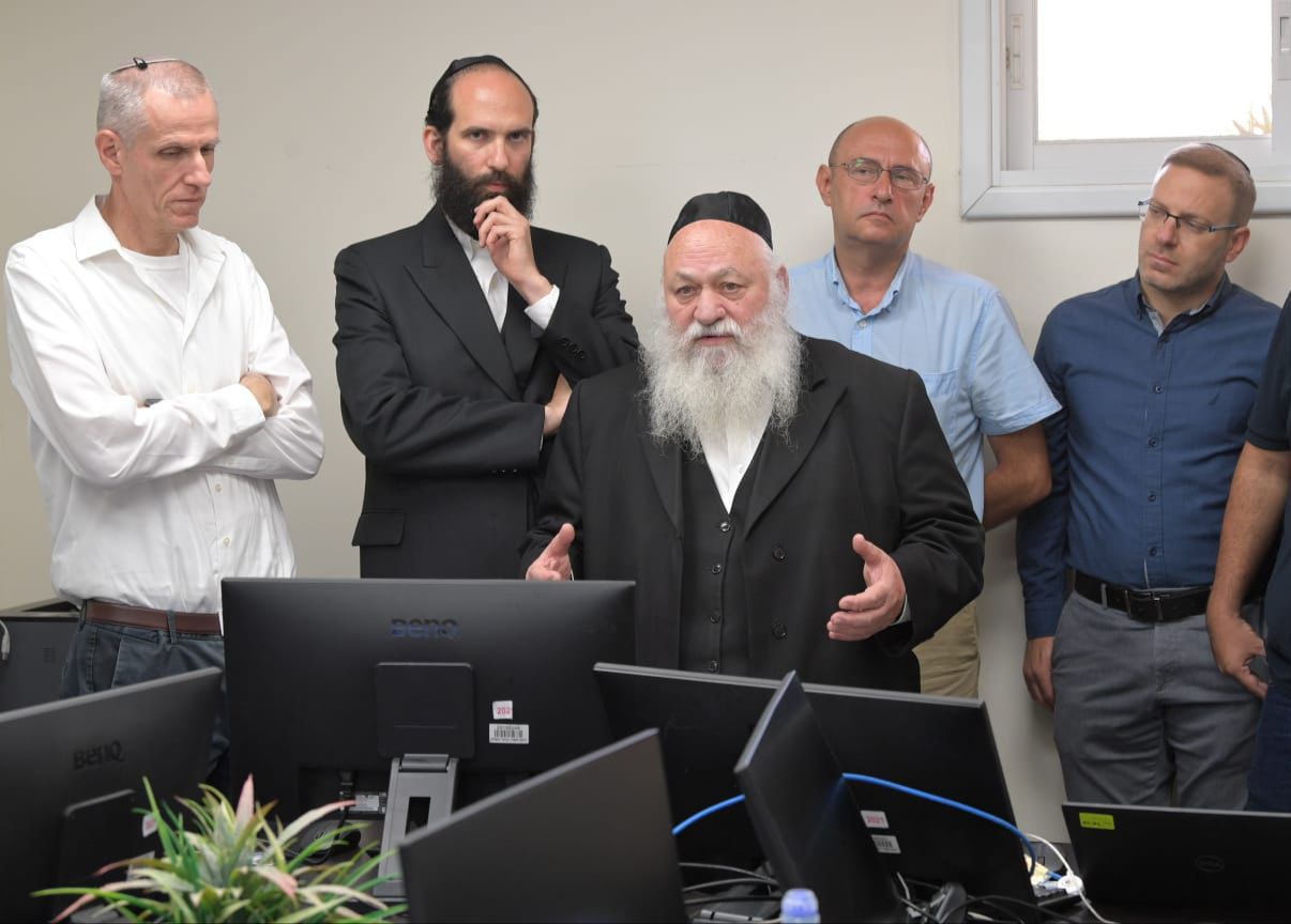 יצחק גולדנקופף בהגרלה (משרד הבינוי והשיכון)