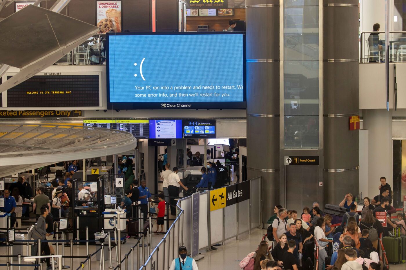 מסך כחול במסך בשדה התעופה JFK בניו יורק כתוצאה מתקלת קראודסטרייק; קרדיט: טוויטר