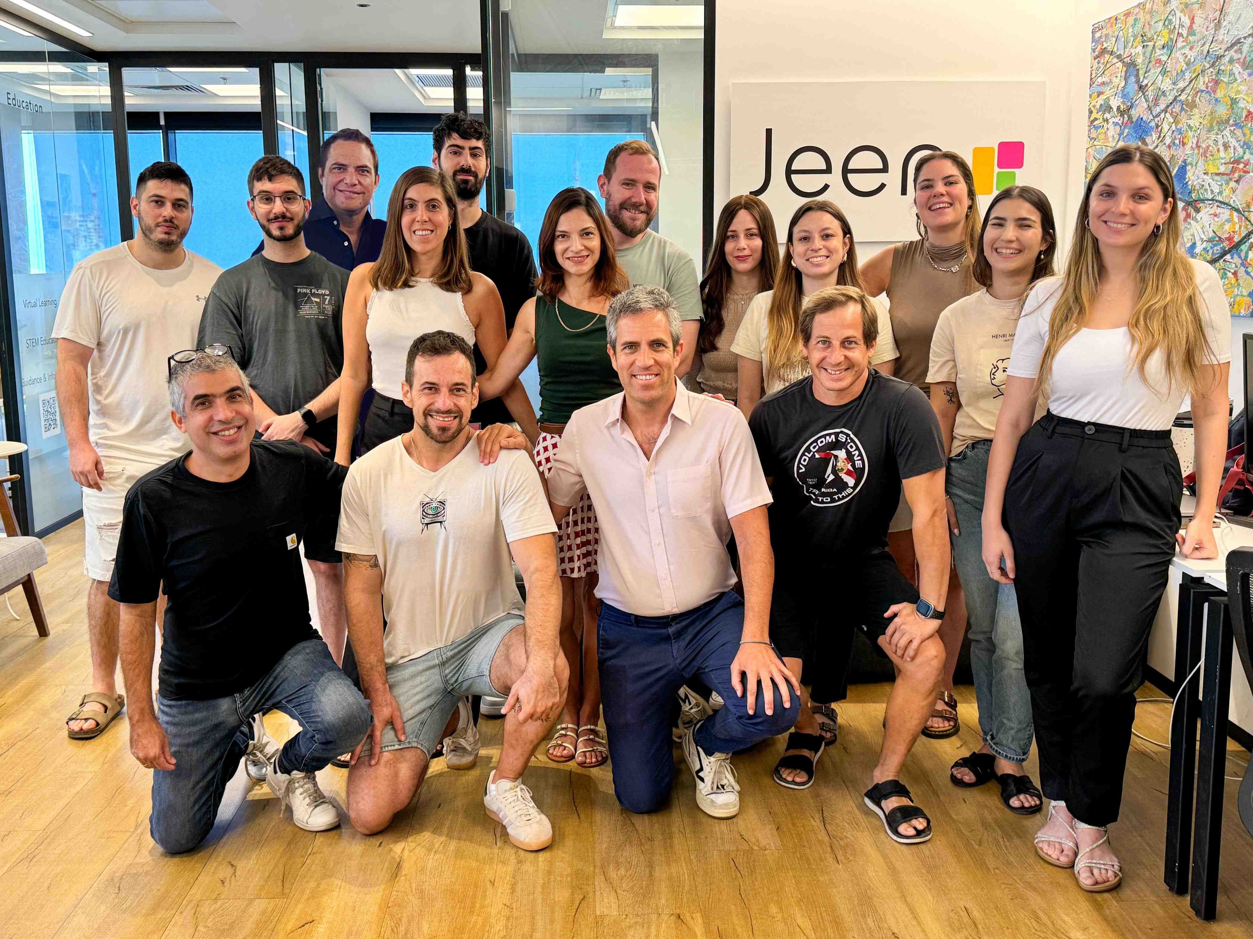 צוות Jeen.ai יחד עם הדירקטור לעתיד יוסי וולף