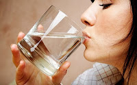 AFINAL, QUANTA ÁGUA DEVEMOS BEBER POR DIA?