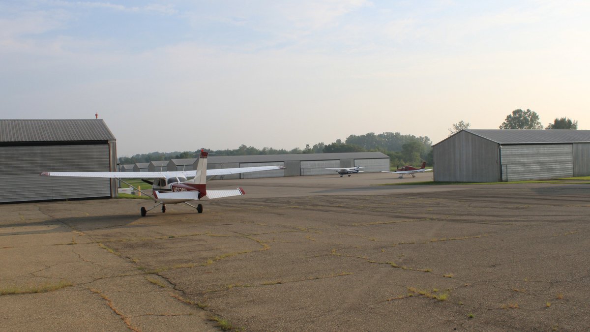 Teen E‑bikers breach runway, pilot aborts landing - e-bike runway