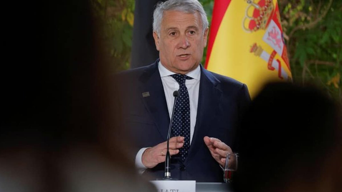 Italy deputy PM urges banks, energy firms help - italy banks energy firms help