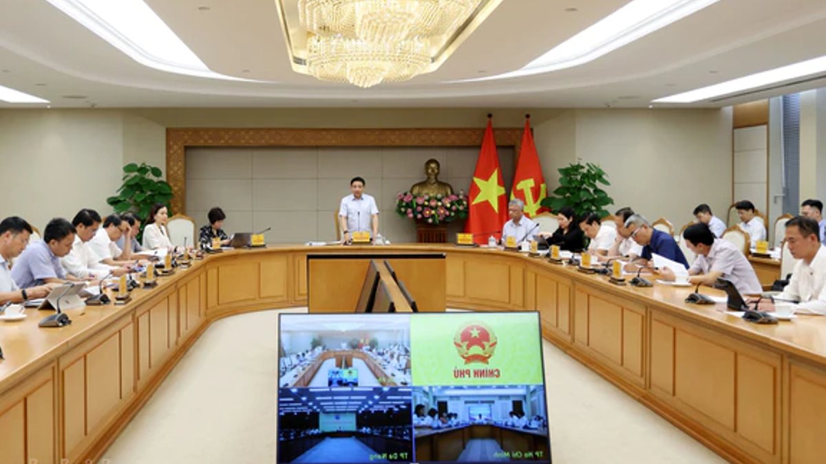 Deputy Prime Minister Nguyen Van Thang chairs the meeting.
