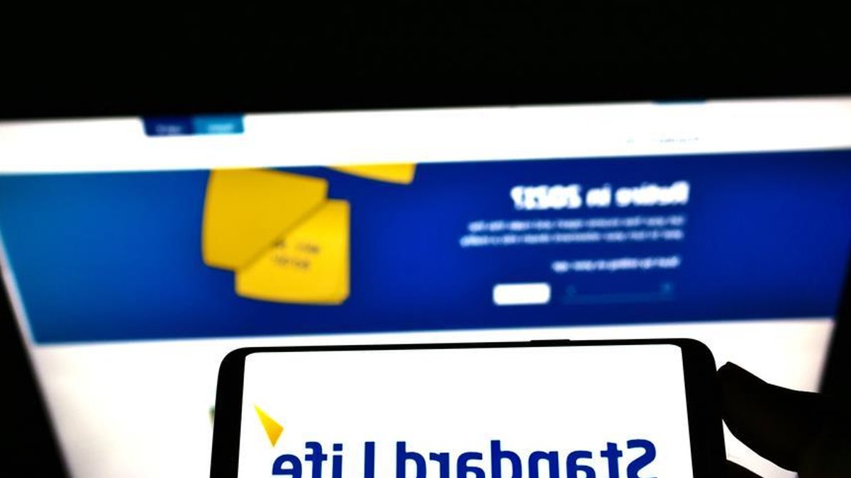 Standard Life gets 2 billion pound boost Standard Life gets 2 billion pound boost - bulk annuity