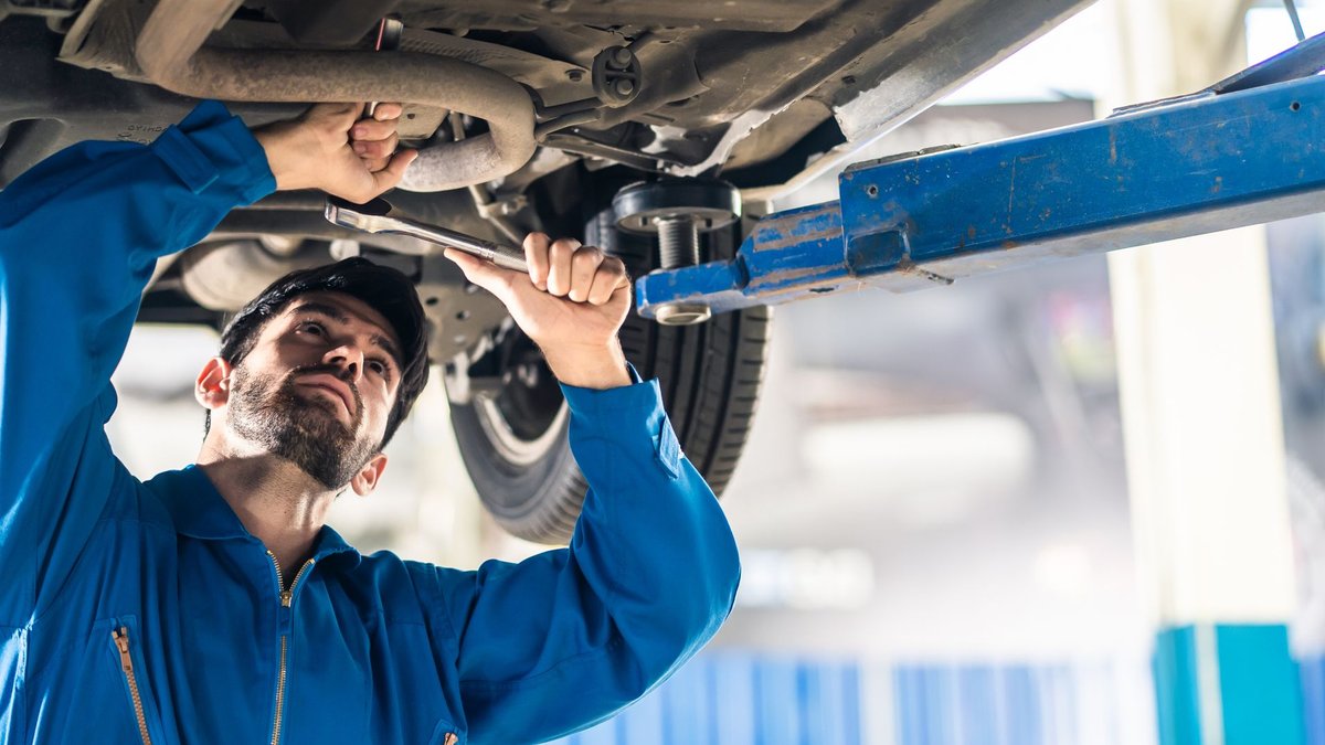 Canadian auto repair market evenly split between dealers and aftermarket Canadian auto repair market evenly split between dealers and aftermarket - auto repair costs