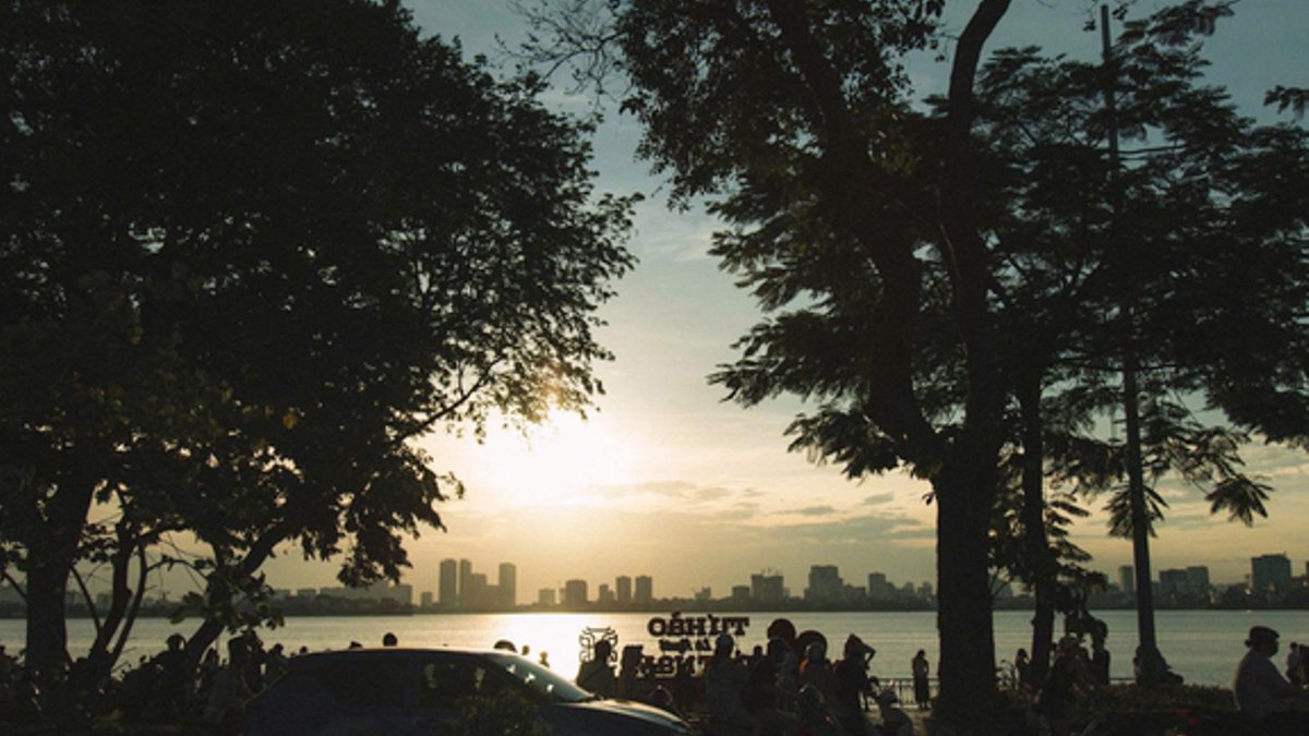 Hanoi’s autumn allure in a single day A gentle sunset over West Lake in Hanoi.