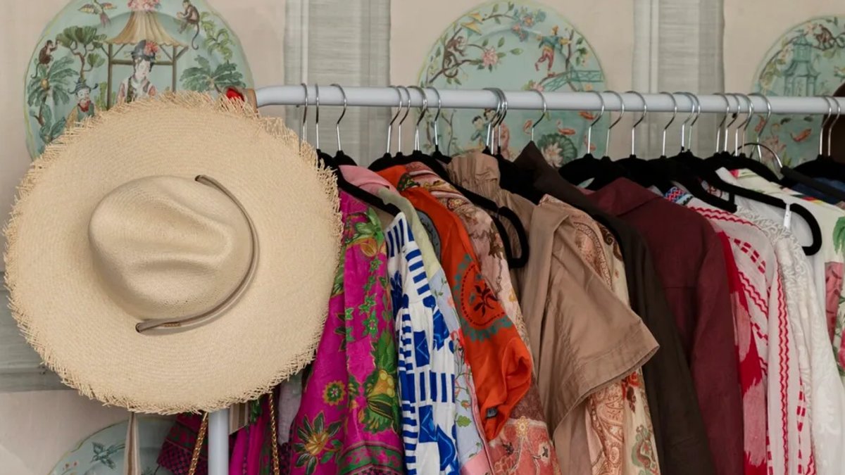 Reverse Hanger Hack Simplifies Seasonal Wardrobe Decluttering Reverse Hanger Hack Simplifies Seasonal Wardrobe Decluttering - reverse hanger