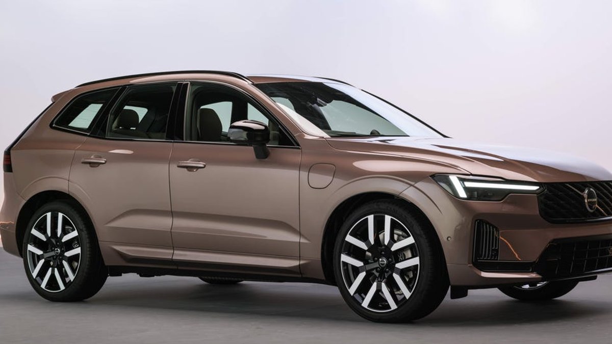 Volvo boosts electric range of XC60 hybrid - xc60 hybrid