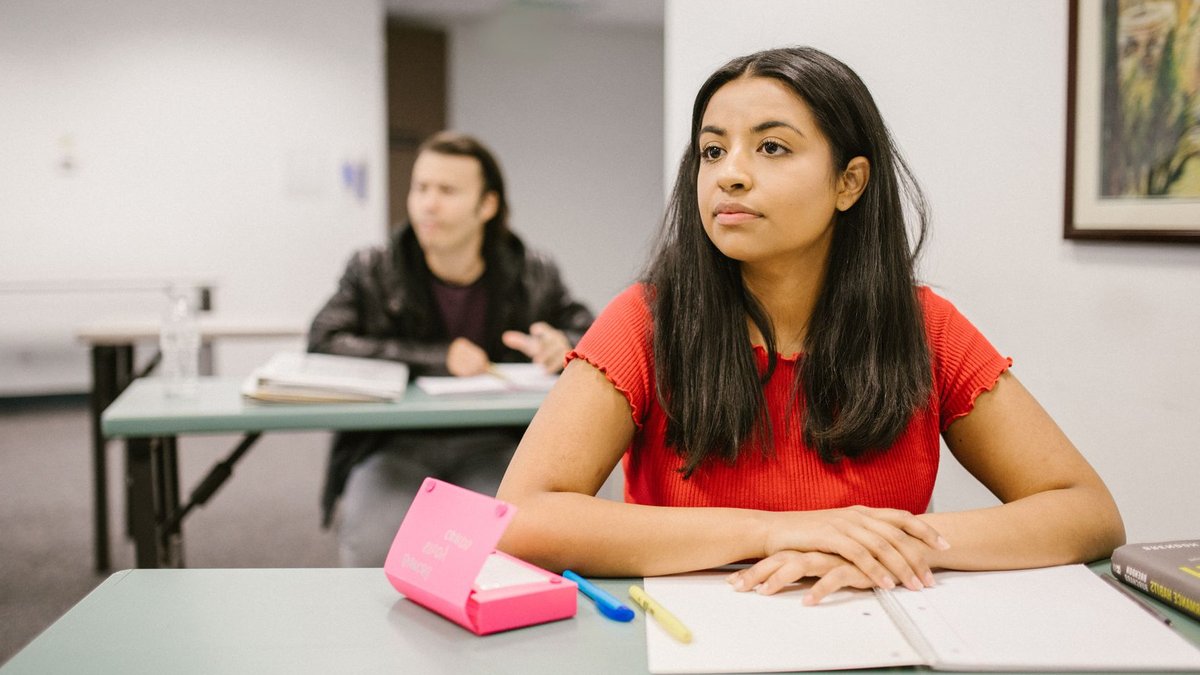 Simple prompts boost students’ advanced course planning College students attentively listening during a classroom lecture, highlighting education and learning.