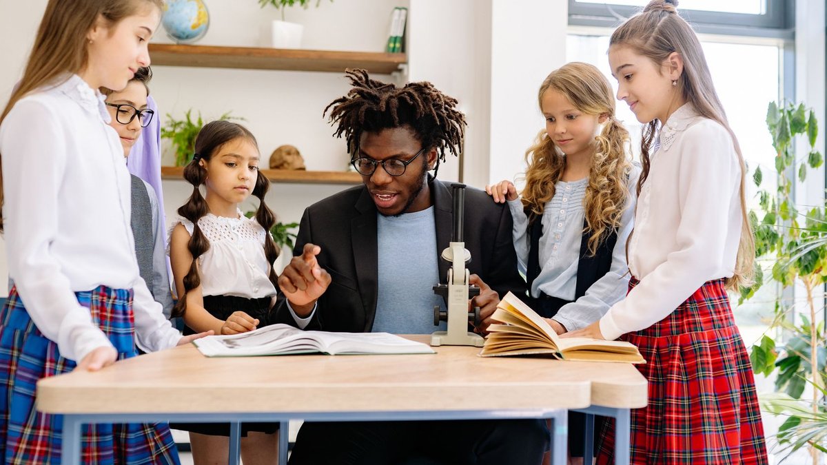 Teachers Use Thematic Texts to Help Students Grasp Key Details