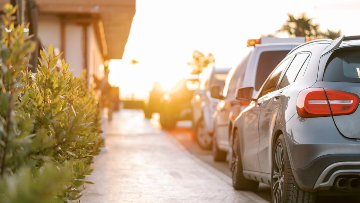 Homeowners Association Limits Driveway Parking