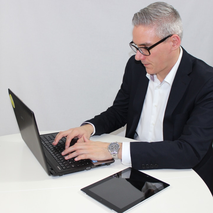 Oliver Schirmer am Schreibtisch