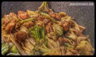 Pasta en salsa teriyaki con pollo y vegetales