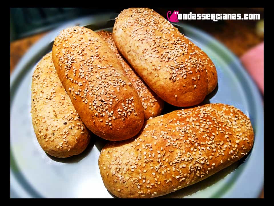 Bollos de hot dog integrales con pan de leche japonés