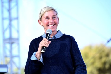 Ellen Degeneres Porn Gif - People Are Criticizing This Photo Ellen DeGeneres Posted ...