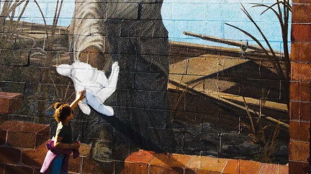 This Stunning Photo Of A 3-Year-Old Reaching For Harriet Tubman In A Mural Has The Internet Shook