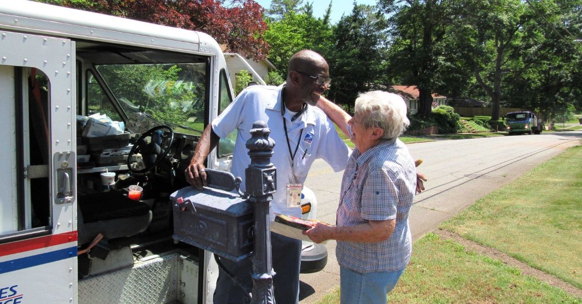 Florida Residents Honor Their Favorite Mailman With The Ultimate Surprise As He Retires After 35 Years