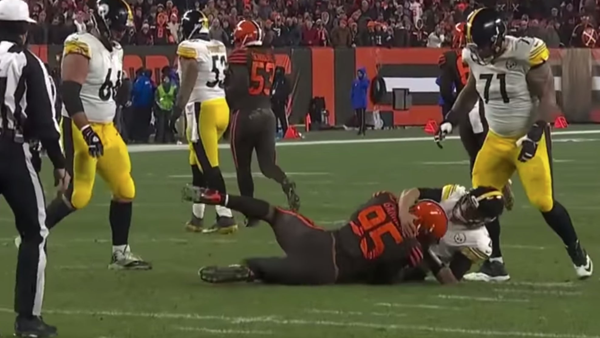 Myles Garrett swings helmet at Mason Rudolph in Browns-Steelers fight