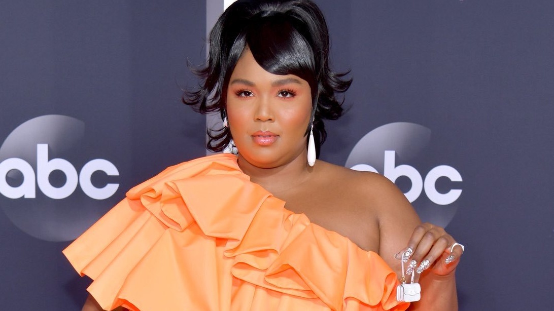 Lizzo Wore the World's Tiniest Handbag to the American Music Awards