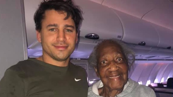 Passenger Gives Up His Business Class Seat To 88-Year-Old Woman Traveling On An International Flight