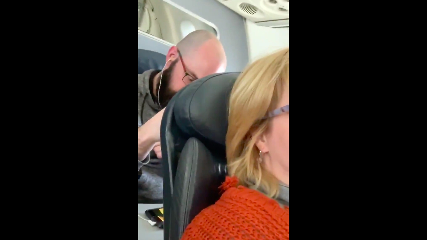 Here's How Black Folks Reacted To The Man Who Had The Nerve To Repeatedly Punch A Plane Passenger's Reclined Seat