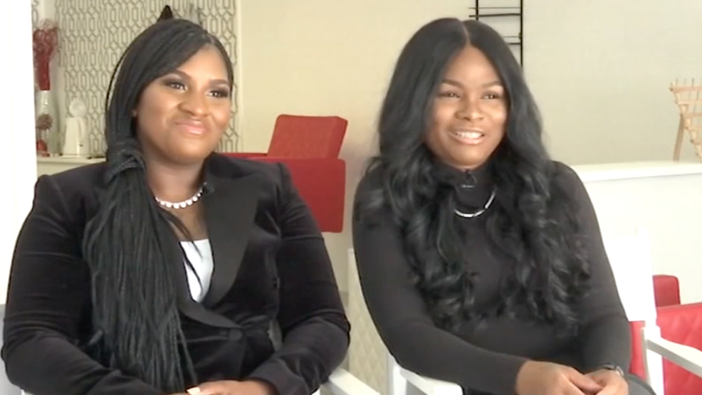 Two Friends Of 17 Years Who’ve Always Been Told They Look Alike Just Found Out They’re Sisters