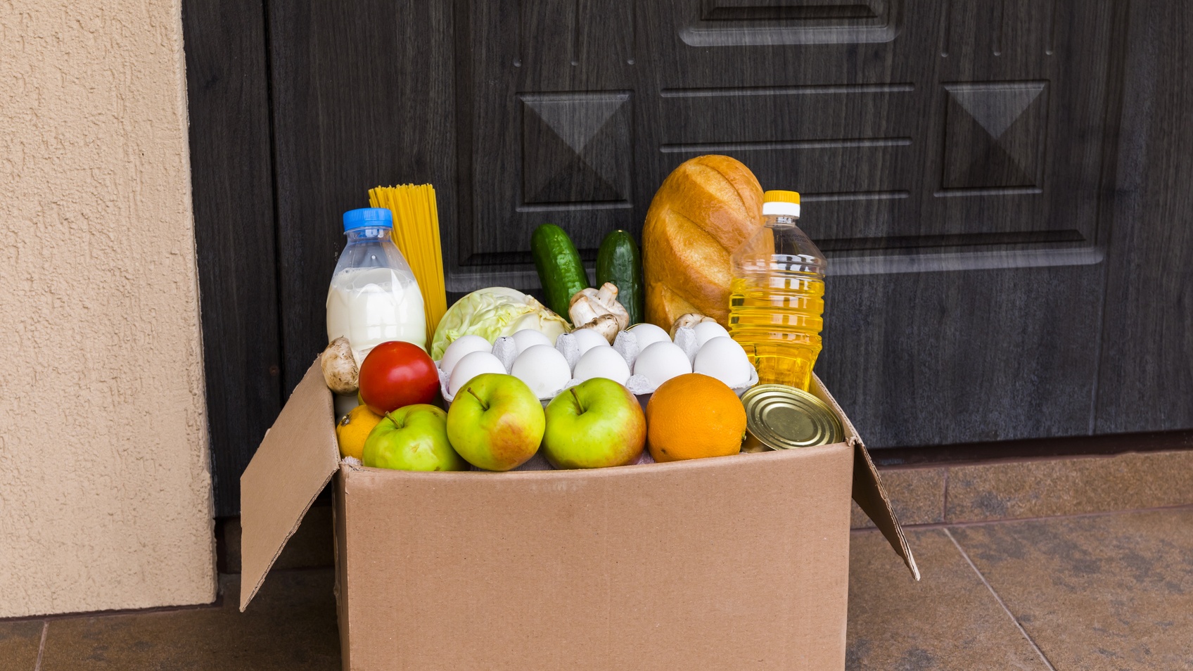 Heartwarming Video Shows Delivery Man Joyed By Snacks Left On Porch By Grateful Resident