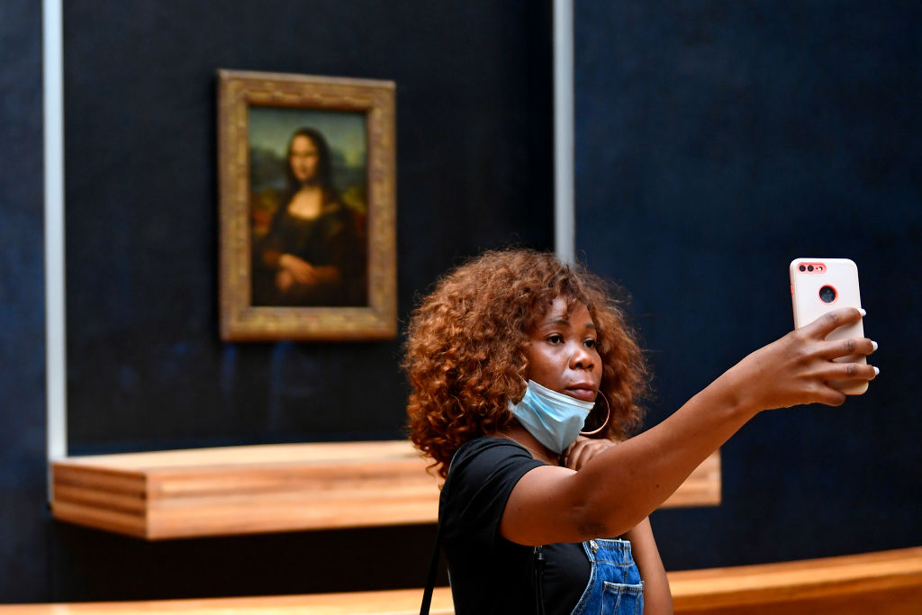 This Twitter Thread Of Black Women Posing In Front Of The Mona Lisa Is A Work Of Art On Its Own