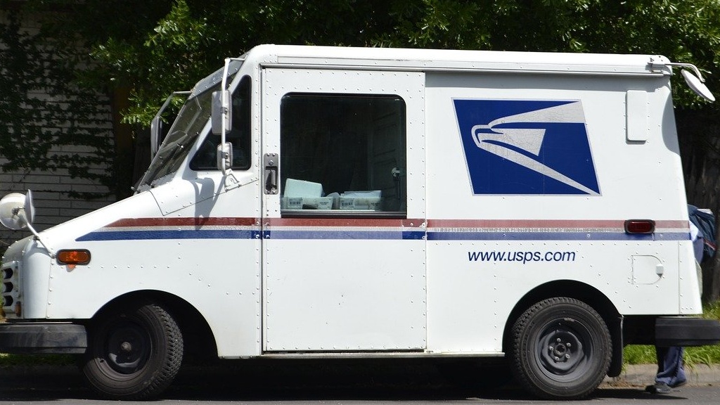 This USPS Worker Ignoring The Mess Out Of A Karen While He’s On His Lunch Break Is A Mood