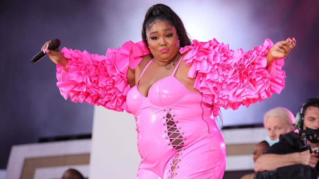 Lizzo diz estar deprimida e sente ser um fardo para todos - 10/05/2021 -  Celebridades - F5