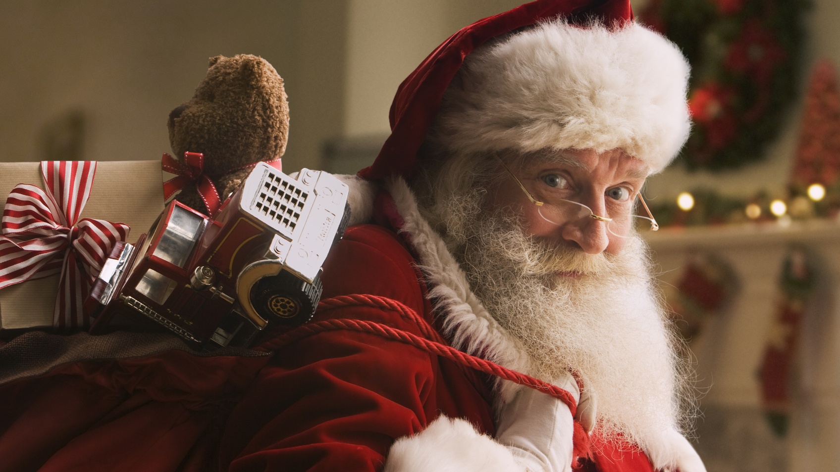 Man Ends Up In Jail After Posing With Cash And Handgun In Photo With Santa At Louisiana Mall